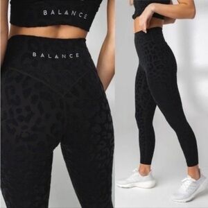 BALANCE ATHLETICA Kingdom Velvet The Lux Pant Panther Balance Logo Leggi…